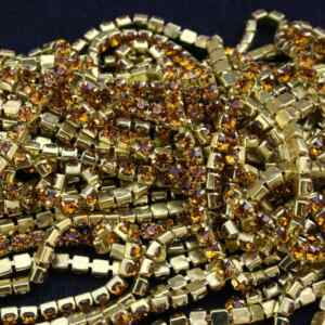 Arany strasszlánc topáz színű kővel