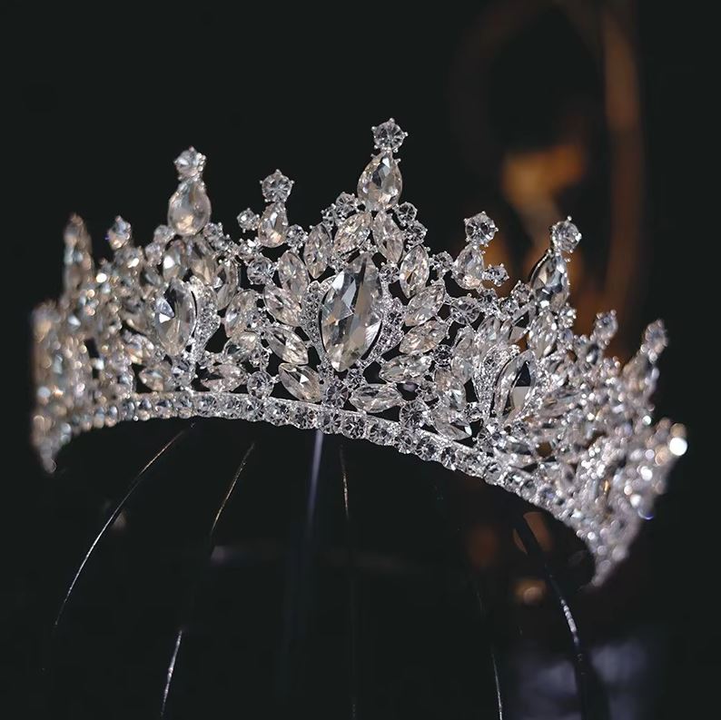 Esküvői tiara kristályköves díszítéssel (másolat)