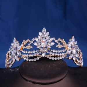 Arany királynői tiara szikrázó kristálykövekkel