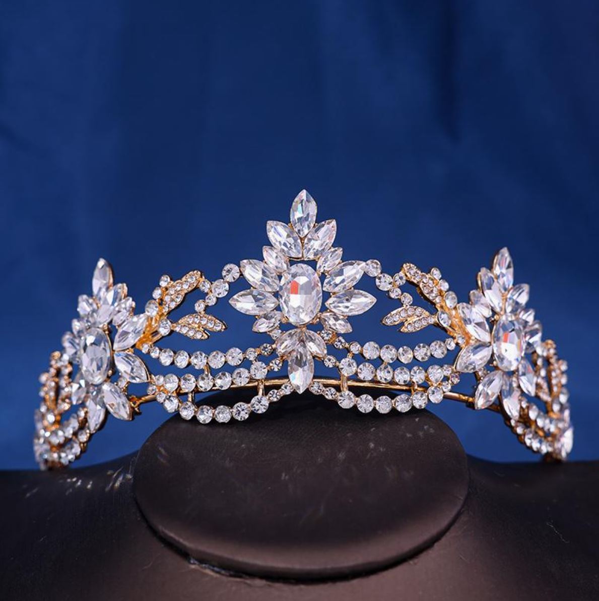 Arany királynői tiara szikrázó kristálykövekkel