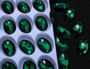 Emerald színű ovális alakú kristály