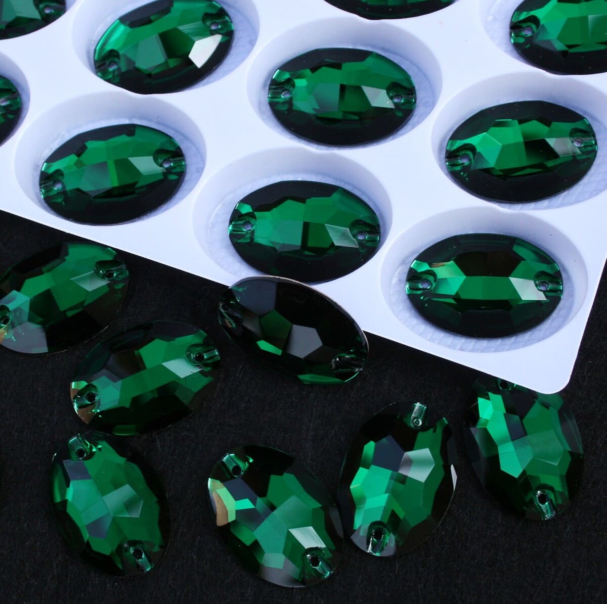 Emerald sz&iacute;nű ov&aacute;lis alak&uacute; krist&aacute;ly