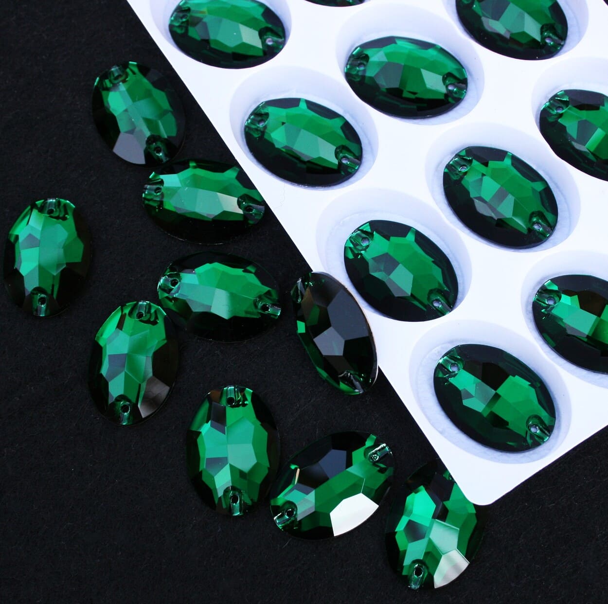 Emerald színű ovális alakú kristály