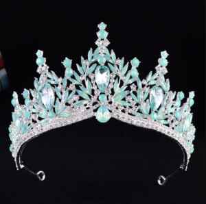 Színes tiara kristálykövekkel