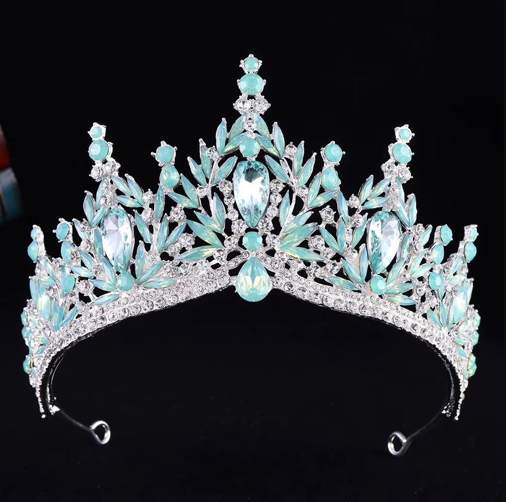 Színes tiara kristálykövekkel