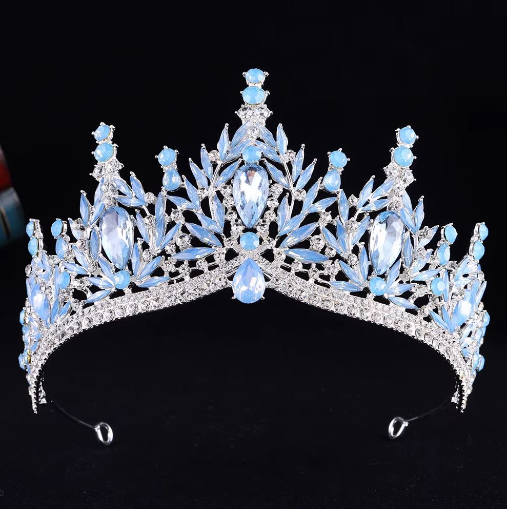 Színes tiara kristálykövekkel