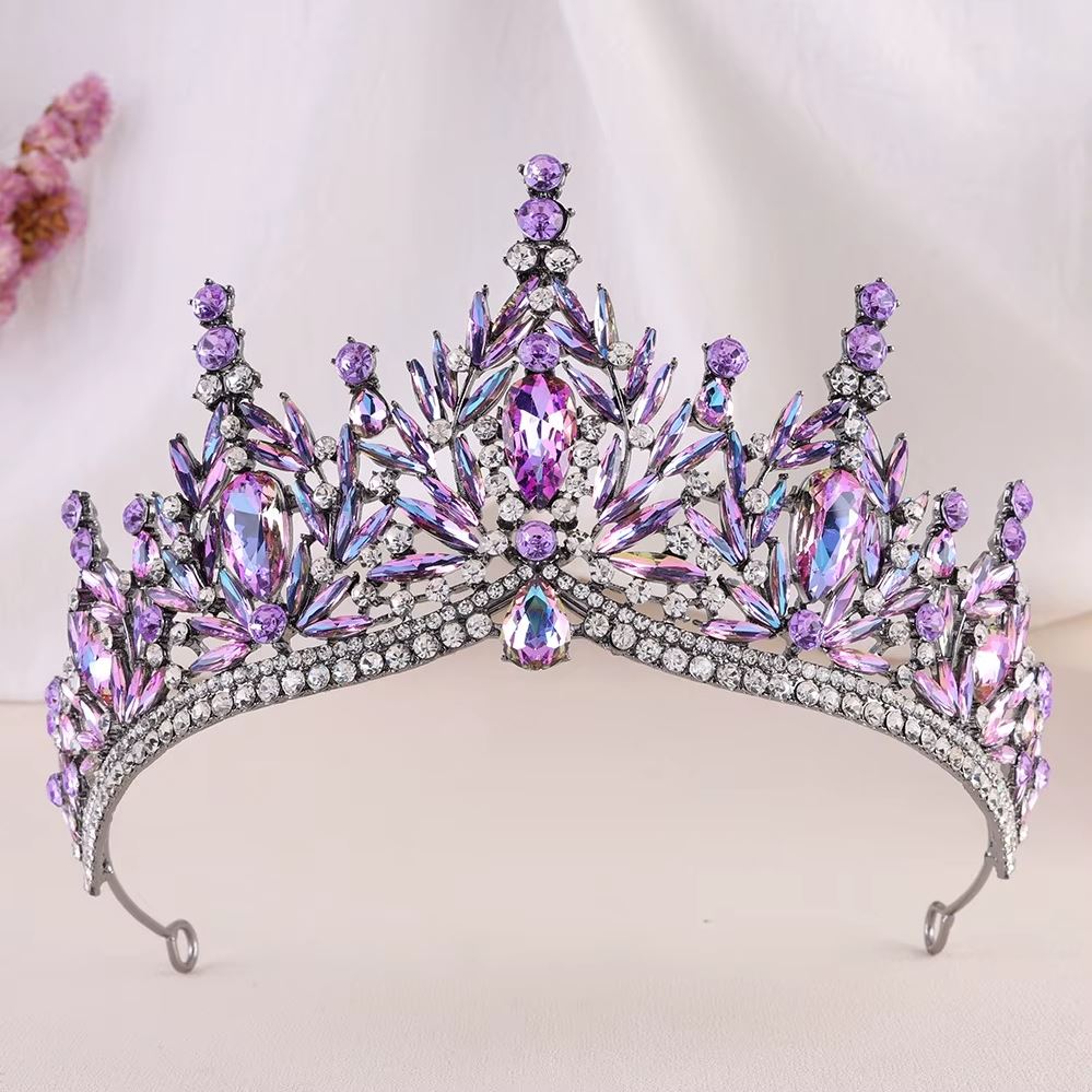 Színes tiara kristálykövekkel