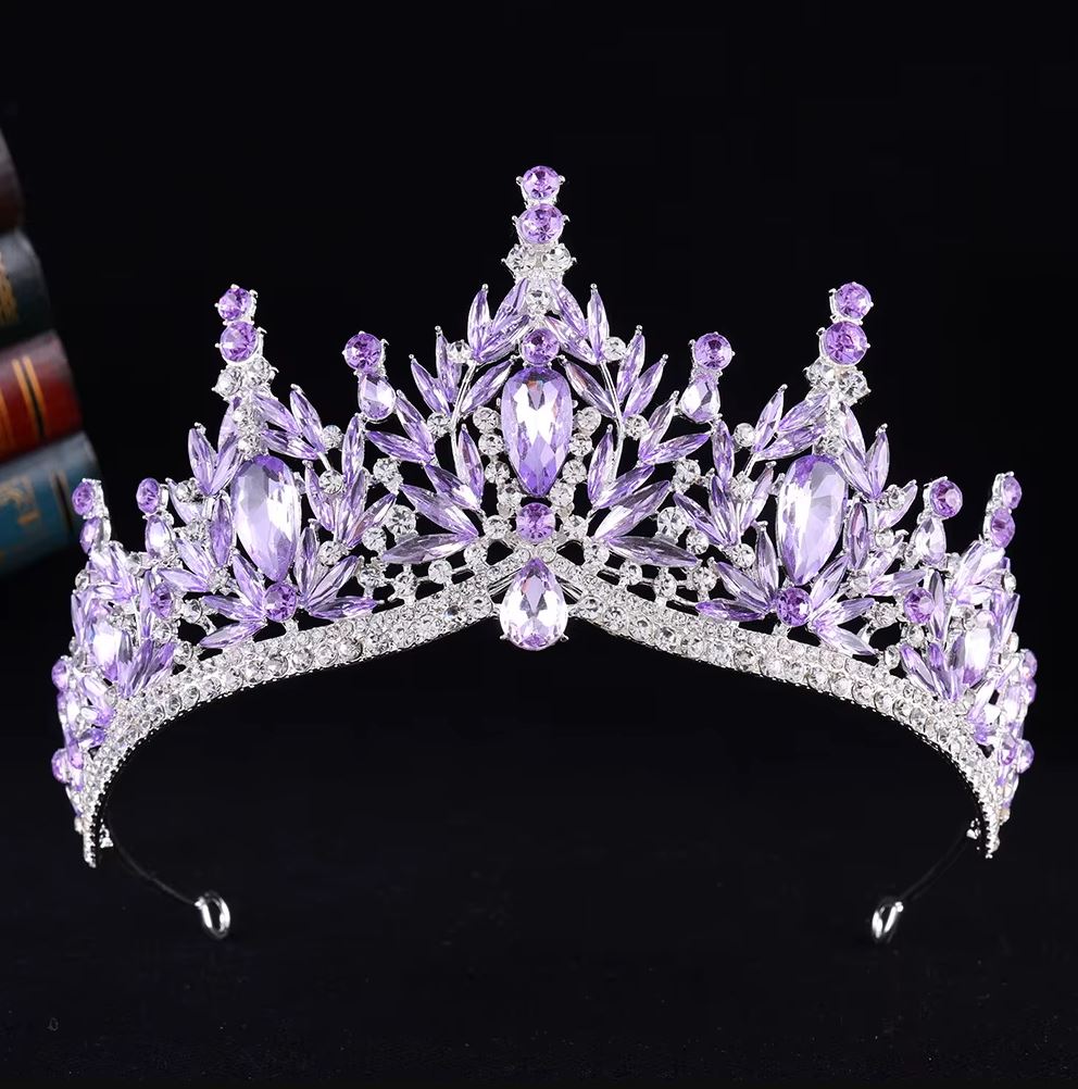 Színes tiara kristálykövekkel