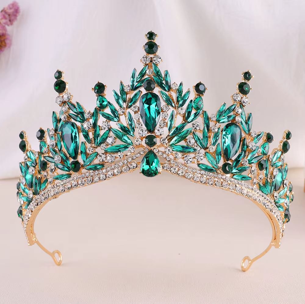 Színes tiara kristálykövekkel