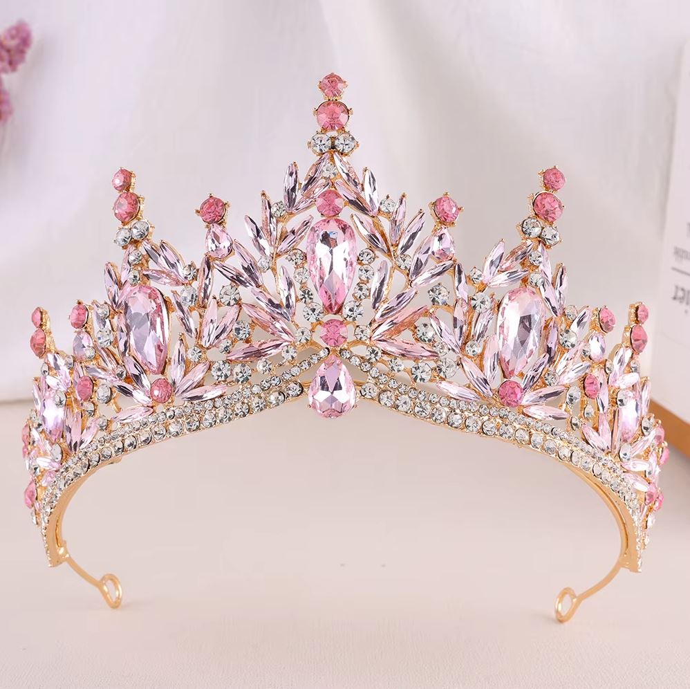 Színes tiara kristálykövekkel