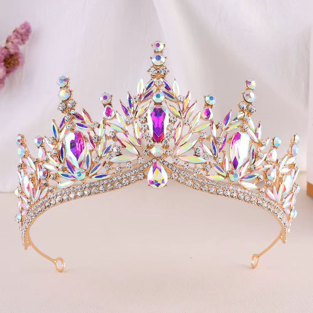 Színes tiara kristálykövekkel