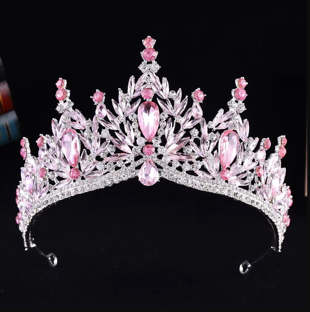 Színes tiara kristálykövekkel