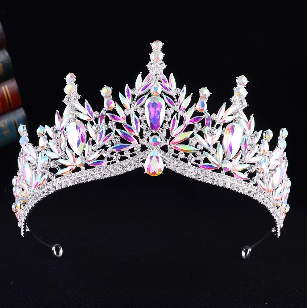 Színes tiara kristálykövekkel