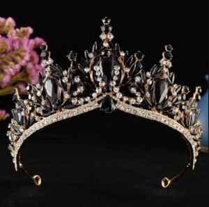 Színes tiara kristálykövekkel
