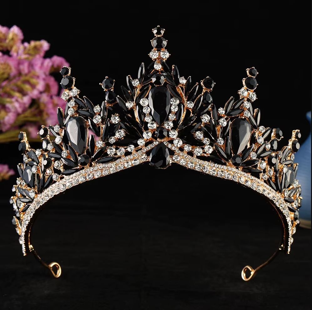 Színes tiara kristálykövekkel