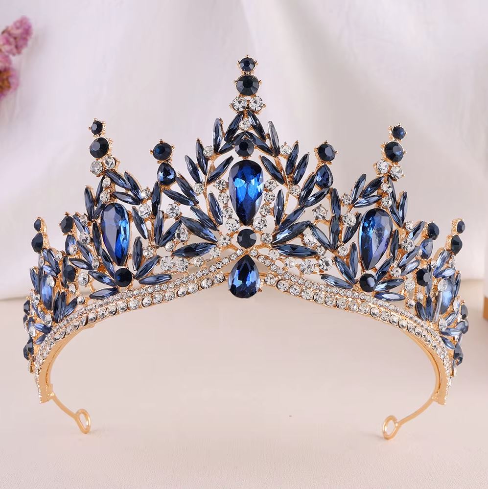 Színes tiara kristálykövekkel