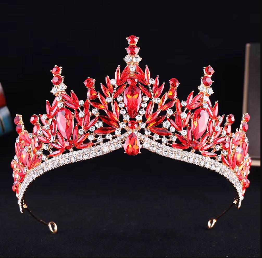 Színes tiara kristálykövekkel
