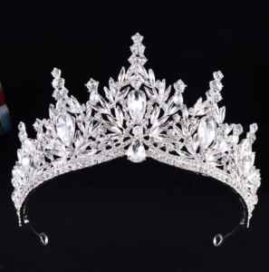 Színes tiara kristálykövekkel