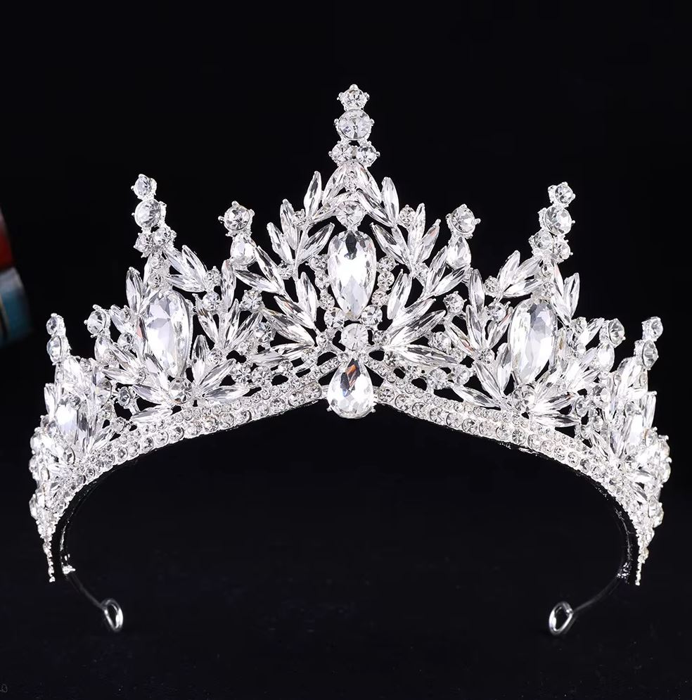Színes tiara kristálykövekkel